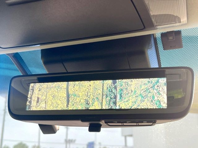 【デジタルインナーミラー】後席の大きな荷物や同乗者で後方が確認しづらい時でも安心!カメラが撮影した車両後方の映像をルームミラー内に表示。クリアな視界で状況の確認が可能です!