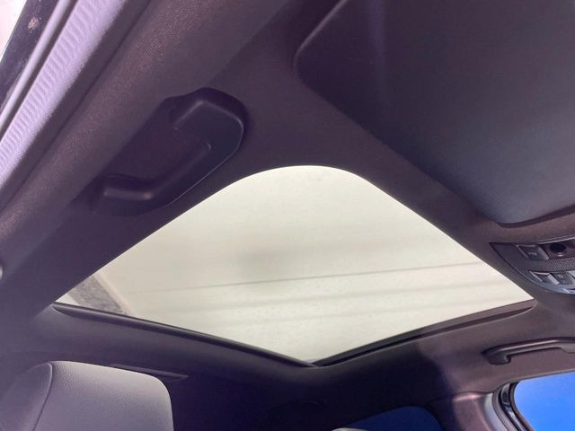 ●パノラミックスライディングルーフ::大迫力のパノラマルーフは、後部座席にまで続いており、開放的な空間をお楽しみいただけます。