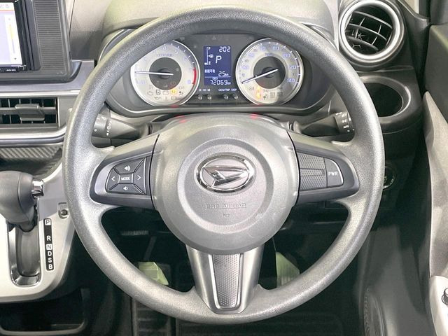 �C���e���A�ɍ��킹���f�U�C���̃X�e�A�����O�́A�^�]�������̂��Ƃ��l���A�^�]���₷���`��A�傫���ł��B�����x�A���ۂɐG���Ă��m���߂��������B