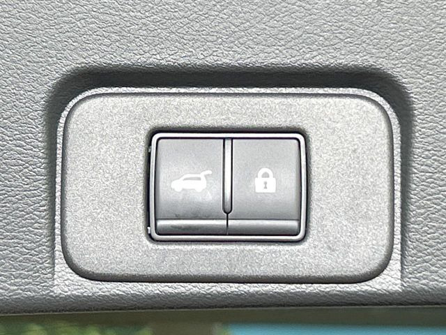 【パワーバックドア】スマートキーや運転席のボタンを押すだけでリアゲートが自動で開閉します!荷物を持っている時や、高い位置にあるバックドアを閉める際に便利な機能です♪