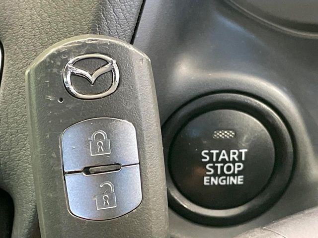 【アドバンストキー】カバンやポケットに入れたままでもドアの施錠・解錠が可能なスマートキーを装備。エンジンのオン・オフ時もカギを取り出す必要が無いからとっても便利です♪