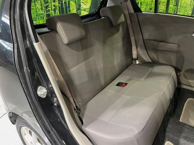 後部座席も気になるようなキズ・汚れやへたり等、大きなダメージはなく、良好な状態です。