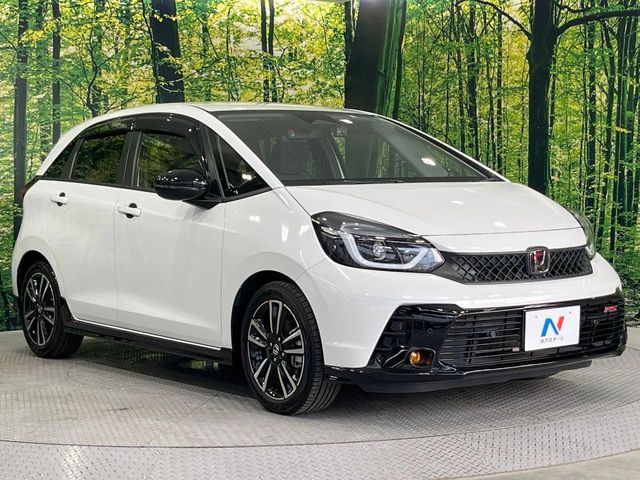 高透明度のガラス皮膜で撥水はもちろん、上質なツヤ・光沢を実現。紫外線や酸性雨から大切な愛車を保護し、色あせ・劣化を防止。「弾スプラッシュコート」、「弾プリミッサコート」からお選びいただけます。