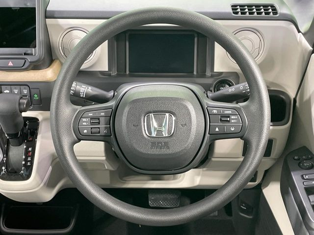 �C���e���A�ɍ��킹���f�U�C���̃X�e�A�����O�́A�^�]�������̂��Ƃ��l���A�^�]���₷���`��A�傫���ł��B�����x�A���ۂɐG���Ă��m���߂��������B