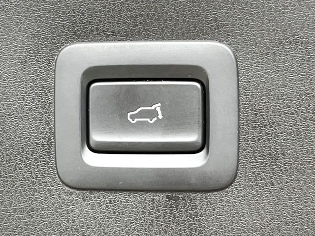 【ハンズフリーパワーバックドア】リアバンパー下部に足先を出し入れするだけでバックドアが自動で開閉♪両手が荷物でふさがっている時でもラクラク開閉操作が行えます!