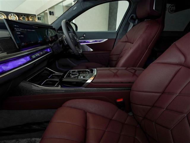 アンビエントライトが上質な空間を演出しています。