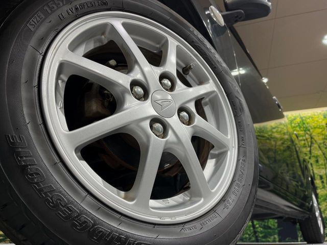 【純正アルミホイール】外観にマッチした純正アルミホイールを装着しております。各種社外アルミホイールや、スタッドレスタイヤも取扱いしております。是非ご相談ください♪