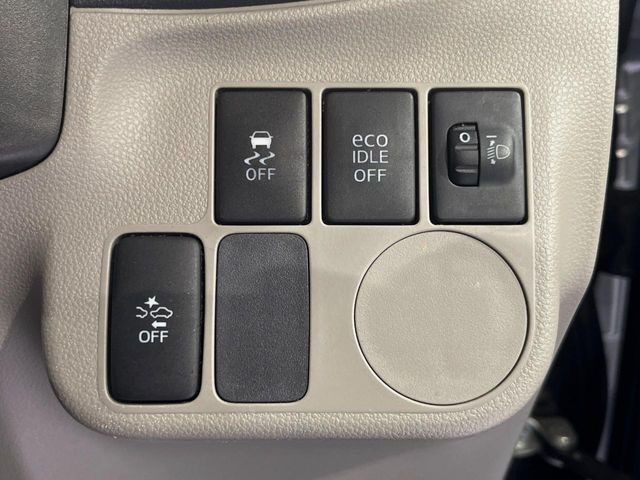 【横滑り防止装置】車両の横滑りを感知すると、自動的に車両の進行方向を保つように車両を制御します。雨の日など滑りやすい路面状況でも安全な運転が可能です。