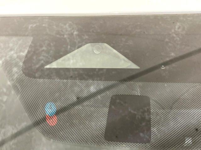 【三菱e-Assist】走行中に前方の車両等を認識し、衝突しそうな時は警報とブレーキで衝突回避と被害軽減をアシスト。より安全にドライブをお楽しみいただけます。