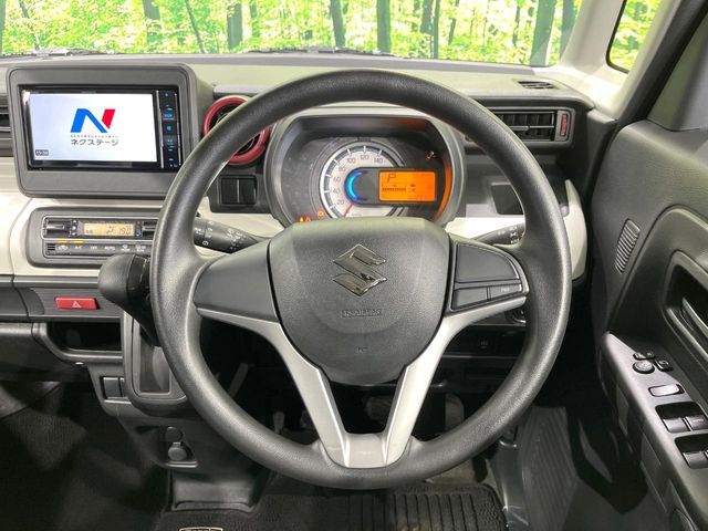 インテリアに合わせたデザインのステアリングは、運転される方のことも考え、運転しやすい形状、大きさです。是非一度、実際に触ってお確かめください。