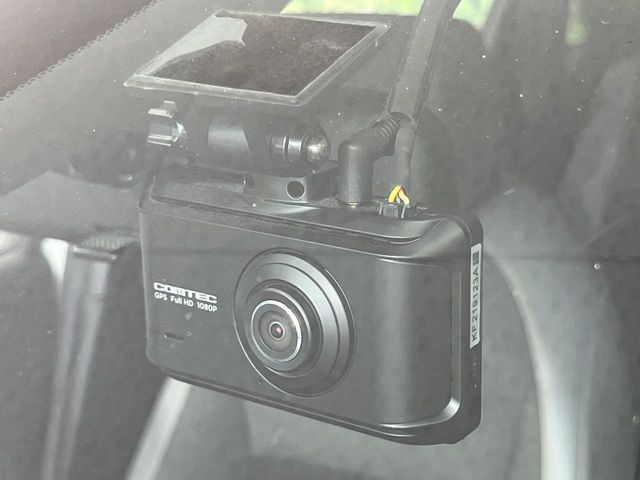 【ドライブレコーダー】安心・安全なカーライフに必須のドライブレコーダーを装備!走行中はもちろん、あおり運転や事故に遭遇した際の状況も映像で記録し、万一のリスクに備えます。