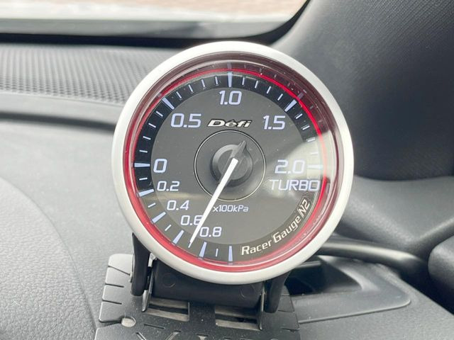 【Defiブーストメーター】コックピットのスポーティさも増す人気の装備。車両から得られる情報も増え、走りに必要な情報が一目で分かります。