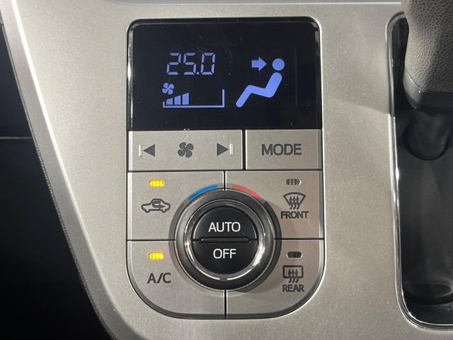 【オートエアコン】一度お好みの温度に設定すれば、車内の温度を検知し風量や温度を自動で調整。暑い…寒い…と何度もスイッチ操作をする必要はありません。快適な車内空間には必須の機能ですね♪