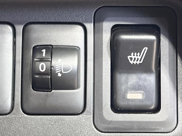 【シートヒーター】寒い日に重宝するシートヒーター!エアコンより早く温まってくれるので寒がりの人も安心ですね♪エアコンの温風は乾燥するから苦手、という方にもをおすすめです。