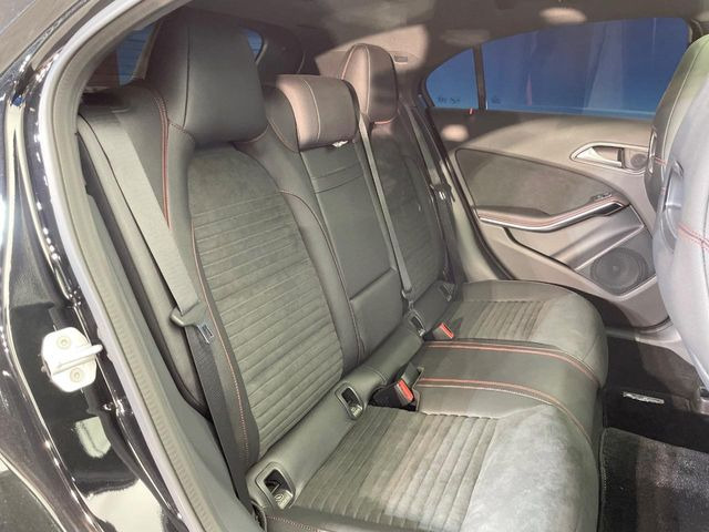 ●後部座席も気になるようなキズ・汚れやへたり等、大きなダメージはなく、良好な状態です。