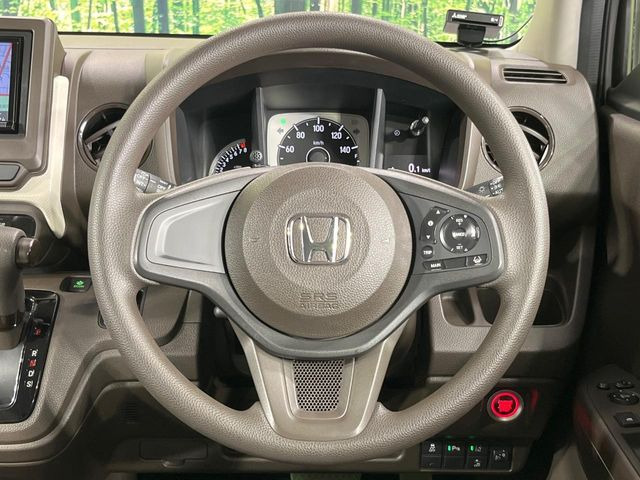 インテリアに合わせたデザインのステアリングは、運転される方のことも考え、運転しやすい形状、大きさです。是非一度、実際に触ってお確かめください。