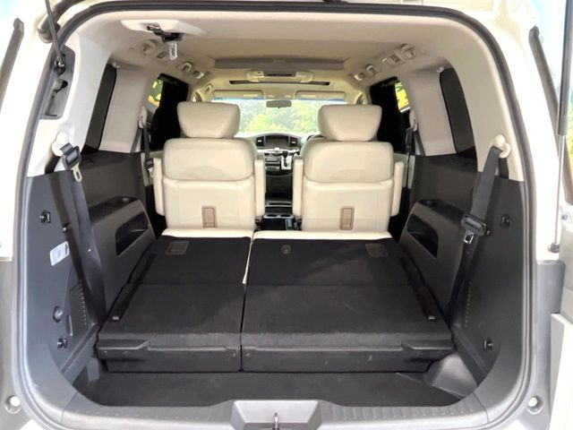 ���i�̂���������ʋ΁A���}���ɏ\���ȉ׎��X�y�[�X���m�ۂ��Ă���܂��B�Z�J���h�V�[�g��|���ƁA�傫�ȉו��̐ύڂ��\�ł���