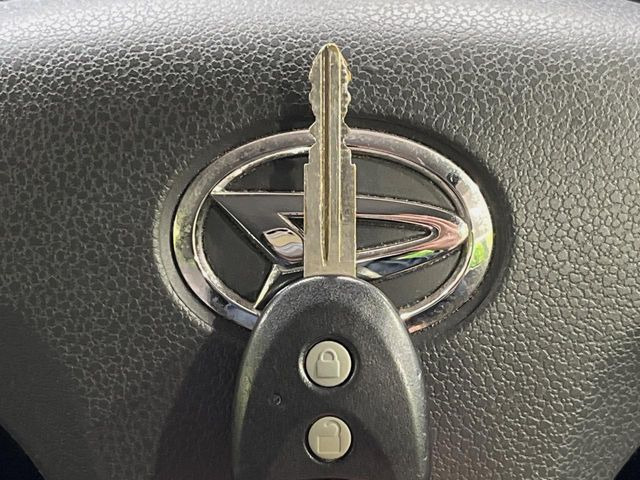 【キーレス】少し離れた場所からでもボタン一つでドアの開錠・施錠ができるのでとっても便利!ドアの鍵穴周りに傷をつけることもありません♪