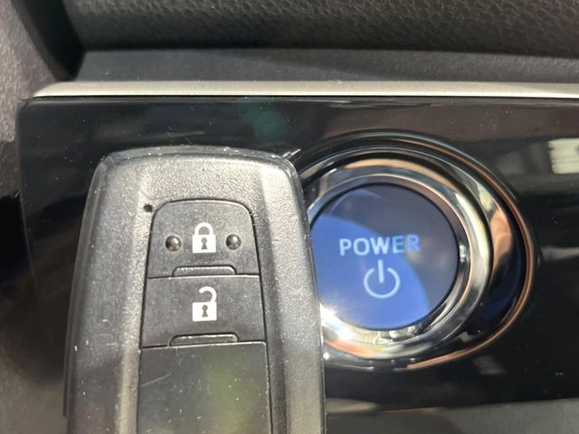 【スマートキー】カバンやポケットに入れたままでもドアの施錠・解錠が可能なスマートキーを装備。エンジンのオン・オフ時もカギを取り出す必要が無いからとっても便利です♪