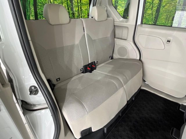 後部座席も気になるようなキズ・汚れやへたり等、大きなダメージはなく、良好な状態です。