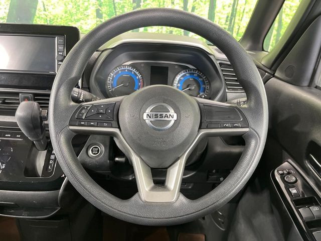 �C���e���A�ɍ��킹���f�U�C���̃X�e�A�����O�́A�^�]�������̂��Ƃ��l���A�^�]���₷���`��A�傫���ł��B�����x�A���ۂɐG���Ă��m���߂��������B