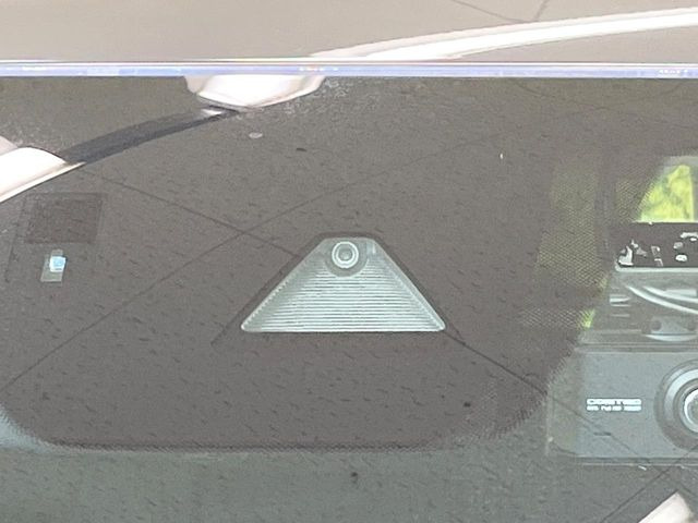 【i-ACTIVESENSE】走行中に前方の車両等を認識し、衝突しそうな時は警報とブレーキで衝突回避と被害軽減をアシスト。より安全にドライブをお楽しみいただけます。