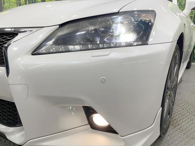 【HIDヘッドライト】非常に明るく前方を照らしてくれるので、悪天候や夜間の走行時も視界良好で安心してお乗りいただけます。