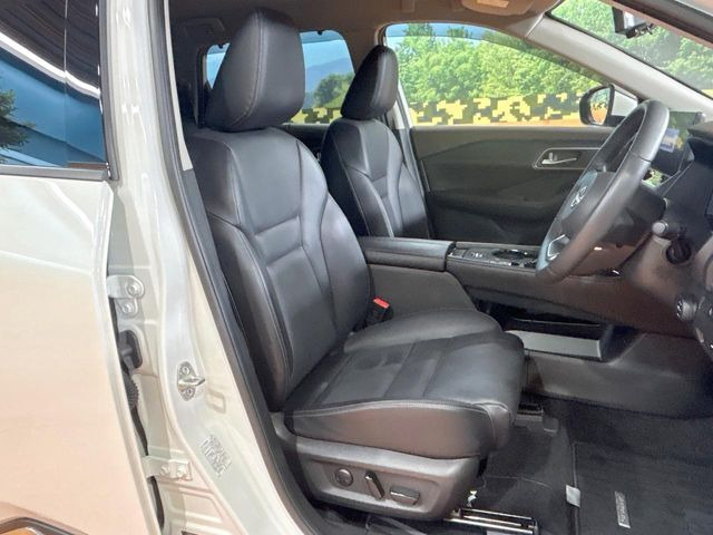 運転席まわりには十分なスペースがあり、大柄な方でもゆったり運転していただける環境です。