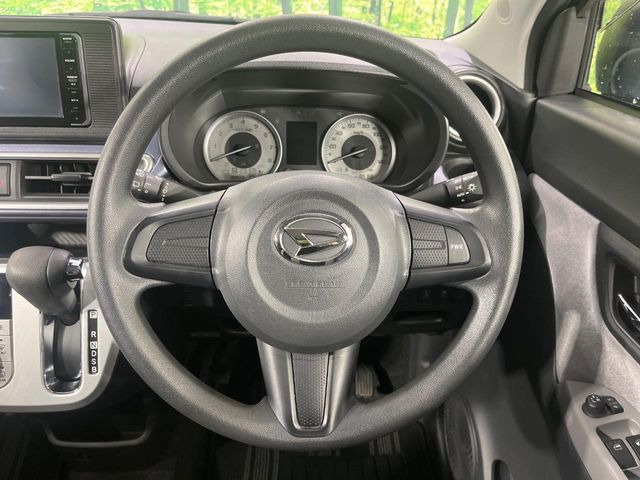 インテリアに合わせたデザインのステアリングは、運転される方のことも考え、運転しやすい形状、大きさです。是非一度、実際に触ってお確かめください。