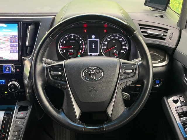 【ウッドコンビステアリング】高級感ある木目調パーツを採用した手に良く馴染むコンビハンドル。運転席廻りの雰囲気も一気に豪華になります!