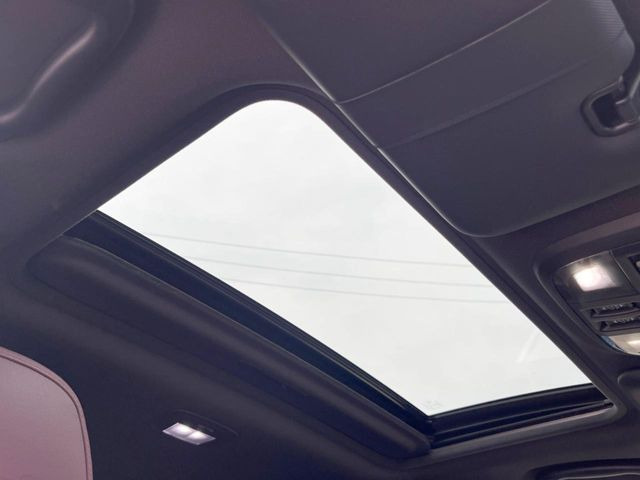 【サンルーフ】開放感たっぷりの希少装備、サンルーフが装着されています!車内に明かりを取り入れたり景色を楽しむ以外にも、車内の空気も簡単に換気できて快適です!