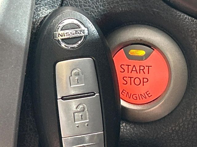 【インテリジェントキー】カバンやポケットに入れたままでもドアの施錠・解錠が可能なスマートキーを装備。エンジンのオン・オフ時もカギを取り出す必要が無いからとっても便利です♪