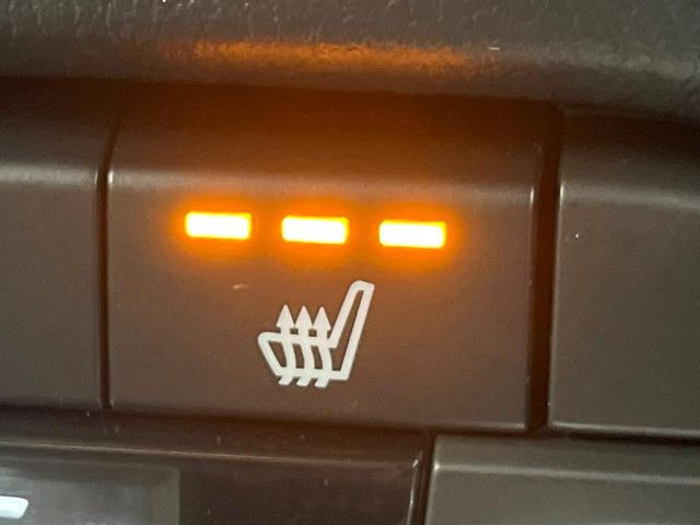 【シートヒーター】寒い日に重宝するシートヒーター!エアコンより早く温まってくれるので寒がりの人も安心ですね♪エアコンの温風は乾燥するから苦手、という方にもをおすすめです。