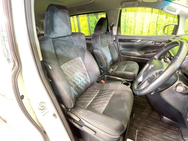 運転席まわりには十分なスペースがあり、大柄な方でもゆったり運転していただける環境です。