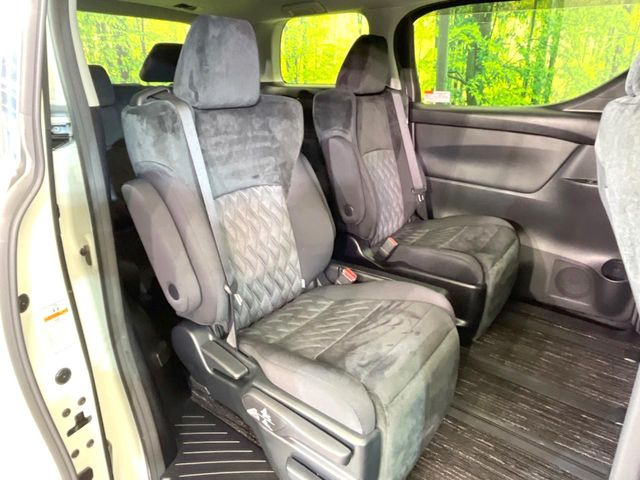 広々とした2列目シートは居住性が高く、居心地も快適!友達や家族とのお出かけにぴったりです。ベビーシートやチャイルドシート使用時も快適にお過ごしいただける十分な空間を確保しています。