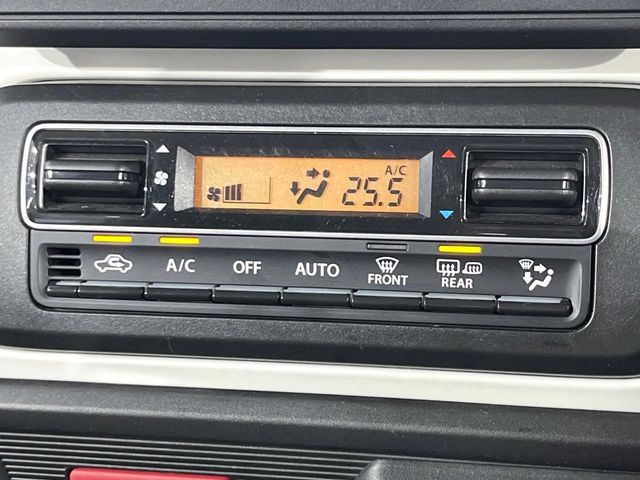 【オートエアコン】一度お好みの温度に設定すれば、車内の温度を検知し風量や温度を自動で調整。暑い…寒い…と何度もスイッチ操作をする必要はありません。快適な車内空間には必須の機能ですね♪