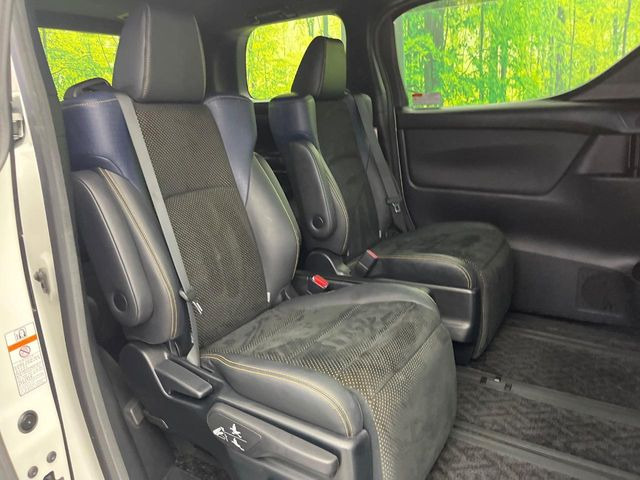 後部座席も気になるようなキズ・汚れやへたり等、大きなダメージはなく、良好な状態です。