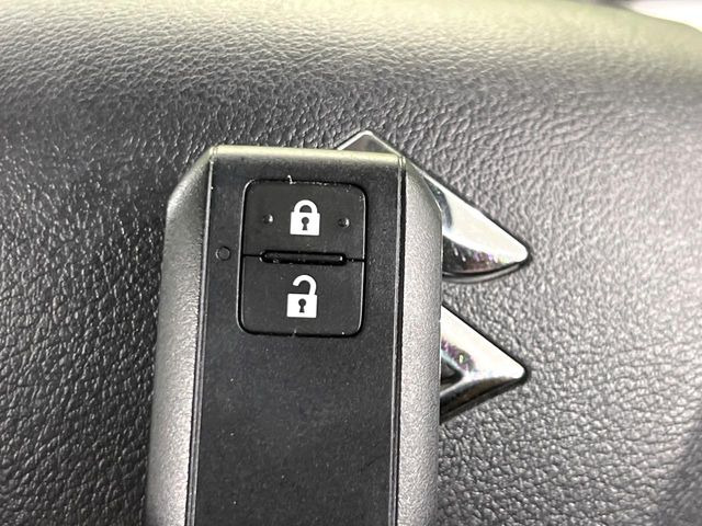 【キーレススタートシステム】カバンやポケットに入れたままでもドアの施錠・解錠が可能なスマートキーを装備。エンジンのオン・オフ時もカギを取り出す必要が無いからとっても便利です♪