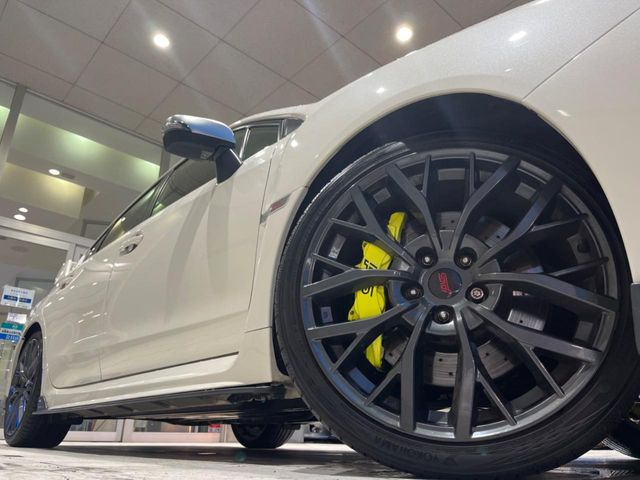 �y����19�C���`�A���~�z�C�[���z�O�ςɃ}�b�`���������A���~�z�C�[���𑕒����Ă���܂��B�e��ЊO�A���~�z�C�[����A�X�^�b�h���X�^�C�����戵�����Ă���܂��B���񂲑��k����������