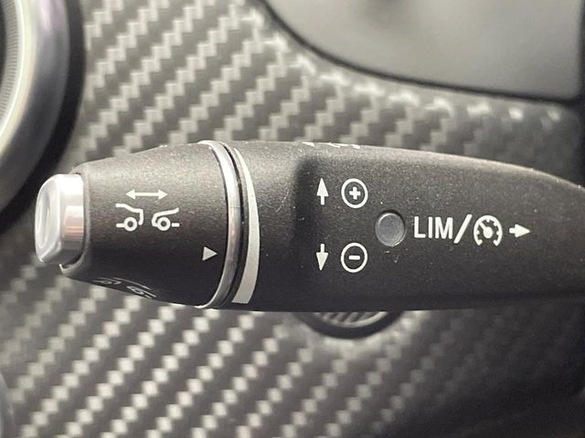 ●レーダークルーズコントロール:前の車との車間距離を一定にとりつつ、一定速度で自動走行してくれる次世代のクルーズコントロール!主に高速道路や自動車専用道路で使用する便利な機能です!