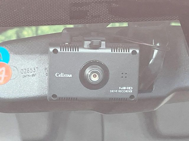 【ドライブレコーダー】安心・安全なカーライフに必須のドライブレコーダーを装備!走行中はもちろん、あおり運転や事故に遭遇した際の状況も映像で記録し、万一のリスクに備えます。