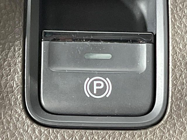 【電動パーキングブレーキ】パーキングブレーキは便利な電動式!ボタン一つで操作でき、アクセルを踏めば自動で解除されます♪レバーやペダルが無いので運転席廻りもすっきりしますね♪