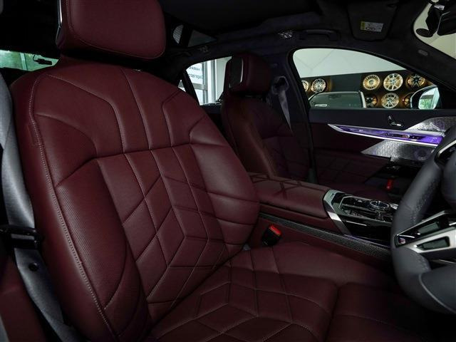 上質なクッション性で、長時間でも快適なドライブをサポートします。