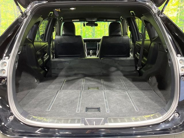 後席を格納すると、これだけの広さが!シーンに合わせたシートアレンジで、大きな荷物も積むことが出来ます♪