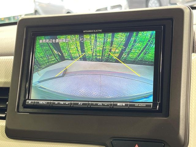 【バックカメラ】駐車時に後方がリアルタイム映像で確認できます。大型商業施設や立体駐車場での駐車時や、夜間のバック時に大活躍!運転スキルに関わらず、今や必須となった装備のひとつです!