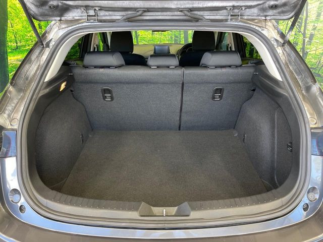 普段のお買い物や通勤、送迎等に十分な荷室スペースを確保しております。セカンドシートを倒すと、大きな荷物の積載も可能です♪