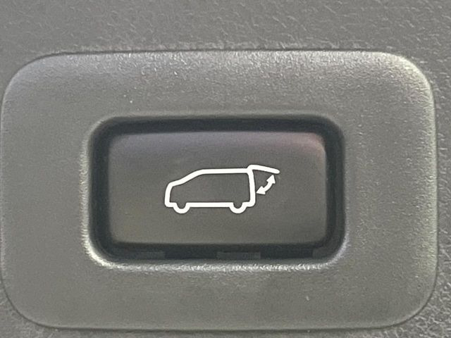 【パワーバックドア】スマートキーや運転席のボタンを押すだけでリアゲートが自動で開閉します!荷物を持っている時や、高い位置にあるバックドアを閉める際に便利な機能です♪