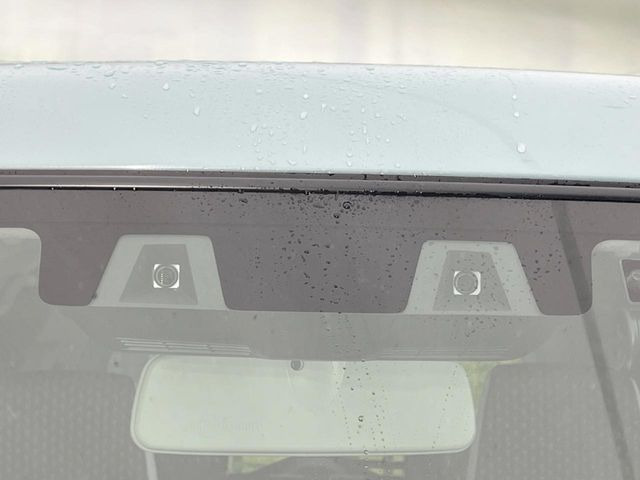 【セーフティパッケージ】走行中に前方の車両等を認識し、衝突しそうな時は警報とブレーキで衝突回避と被害軽減をアシスト。より安全にドライブをお楽しみいただけます。