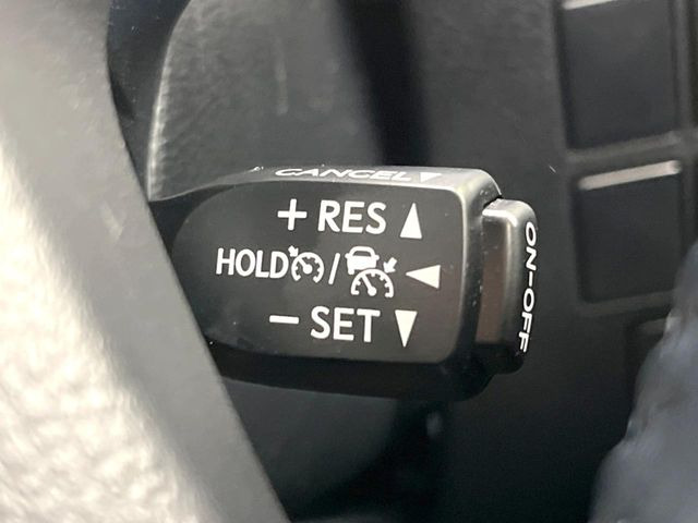 【レーダークルーズコントロール】高速道路での長距離走行が楽に!!自動で速度を保つクルーズコントロールが、衝突軽減システムと連携し、前方の車両を感知して車間を保つように速度調節してくれます!!