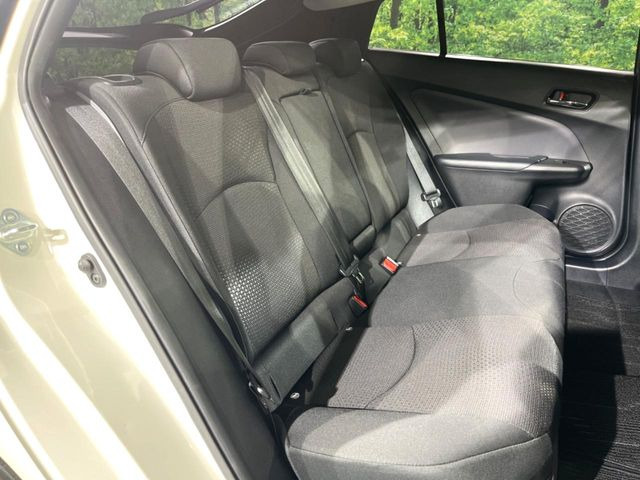 後部座席も気になるようなキズ・汚れやへたり等、大きなダメージはなく、良好な状態です。